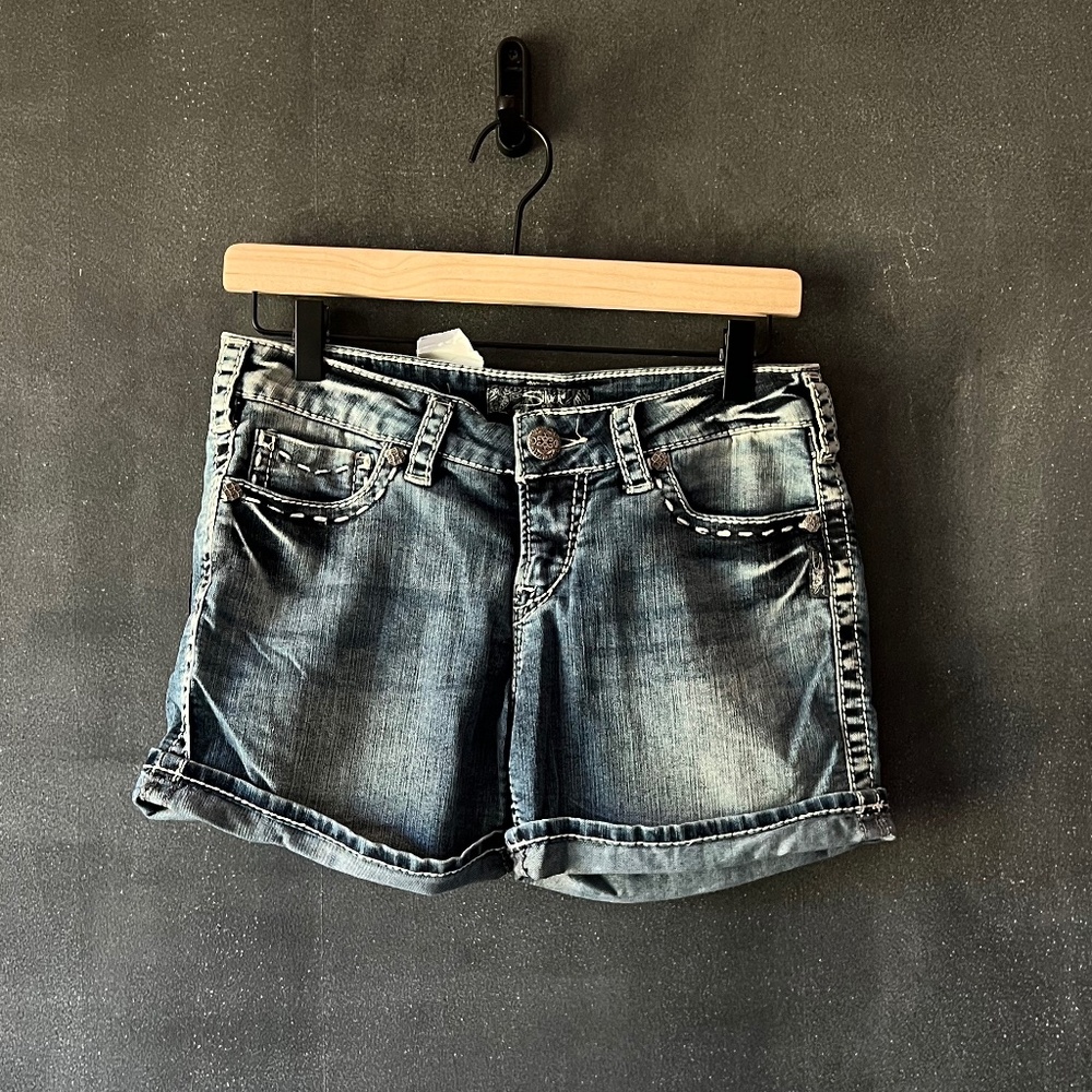 Silver Jeans shorts with tags. SIZE 28
